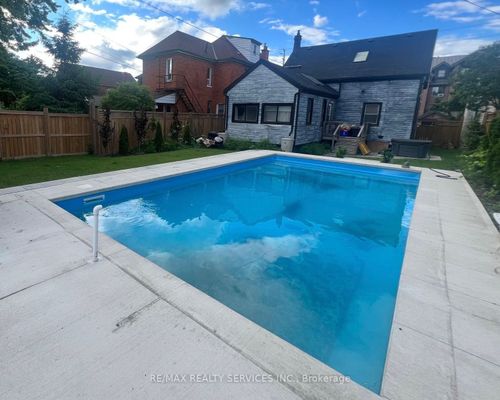 323 Charlton Ave W, House with 3 bedrooms, 2 bathrooms and 2 parking in Hamilton ON | Card Image