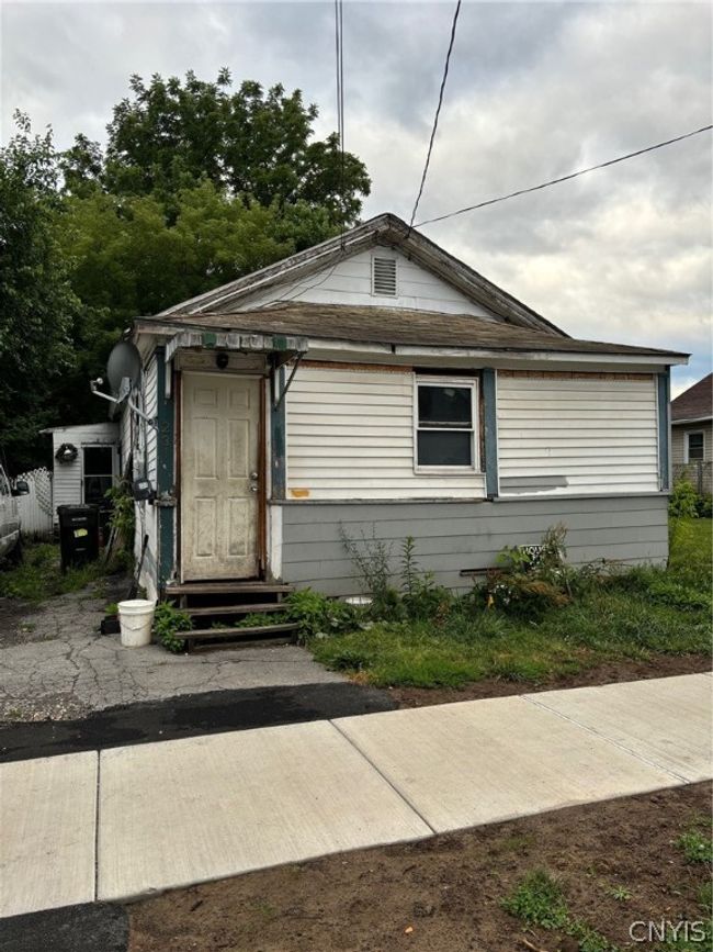 231 Carbon Street, Home with 3 bedrooms, 2 bathrooms and null parking in Syracuse NY | Image 1