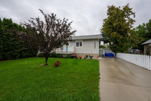 5007 43 Ave, Taber, AB, T1G1A5 | Card Image