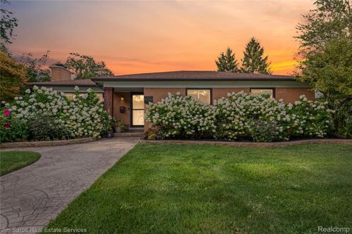 21101 Beaufait St, Harper Woods, MI, 48225-1658 | Card Image