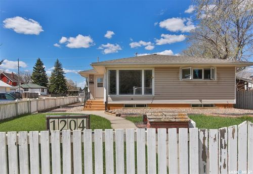 1204 3rd Ave Nw, Moose Jaw, SK, S6H3V3 | Card Image
