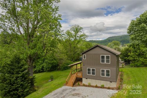 70 Lennon Leigh Ln, Waynesville, NC, 28786-1644 | Card Image
