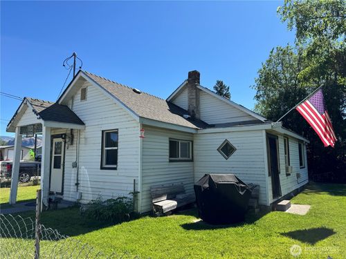 1105 Central Ave, Oroville, WA, 98844-9701 | Card Image