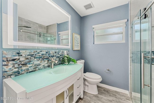 Full Guest Bath | Image 18