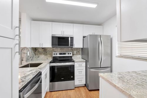 211-9450 Poinciana Pl, Davie, FL, 33324-4870 | Card Image