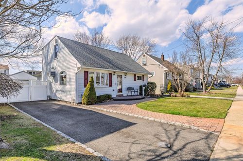 2546 Sycamore Ave, Wantagh, NY, 11793-4418 | Card Image