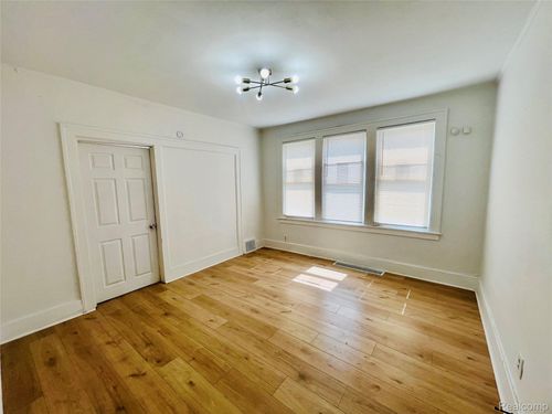 3548 Saint Clair St, Detroit, MI, 48214-5405 | Card Image