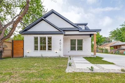 View of front of house featuring a front yard | Image 1