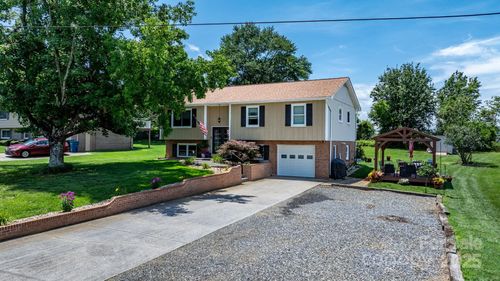 3651 16th St Ne, Hickory, NC, 28601-9224 | Card Image