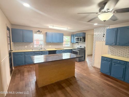 2135 Long St, Grenada, MS, 38901-5401 | Card Image