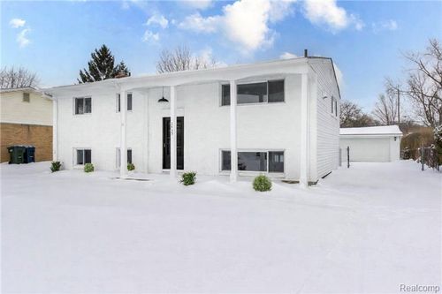 2435 Serra Dr, Sterling Heights, MI, 48310-5253 | Card Image