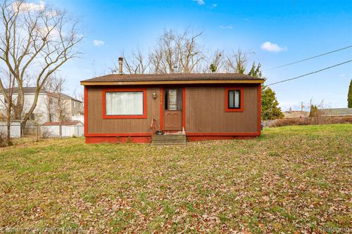 5094 Coshocton Dr, Waterford, MI, 48327-3326 | Card Image