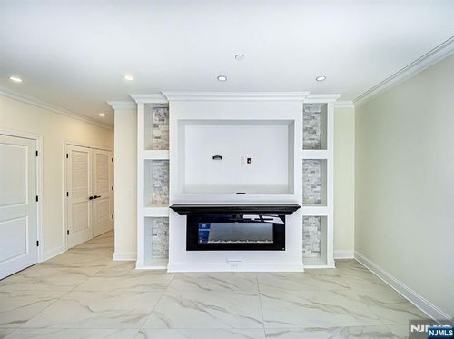 208 Newark Pompton Tpke, Wayne, NJ, 07470-6637 | Card Image