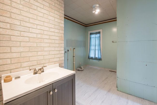 Full Bathroom 1 - Main Floor | Image 22