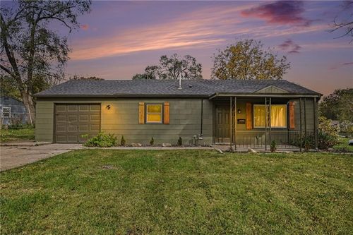 2204 Ne 58th Ter, Gladstone, MO, 64118-5517 | Card Image
