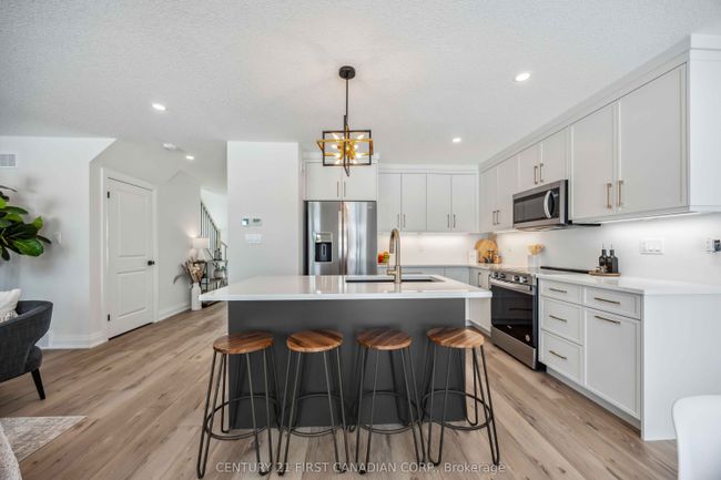 483 Huron St, House other with 3 bedrooms, 3 bathrooms and 2 parking in Wyoming ON | Image 8