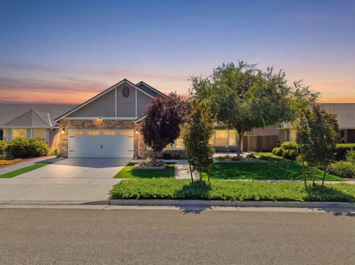 2025 Madeline Dr, Hanford, CA, 93230-8979 | Card Image