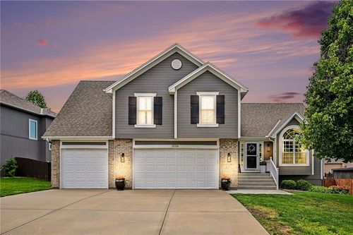 18106 Guinevere Ct, Smithville, MO, 64089-9152 | Card Image