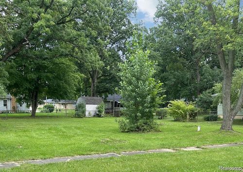 1465 Mcewen St, Burton, MI, 48509-2162 | Card Image