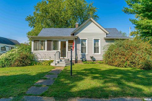 204 N Logan St, New Holland, IL, 62671-4001 | Card Image