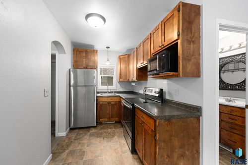 1915 S Spring Ave Avenue, Sioux Falls, SD, 57105-2818 | Card Image