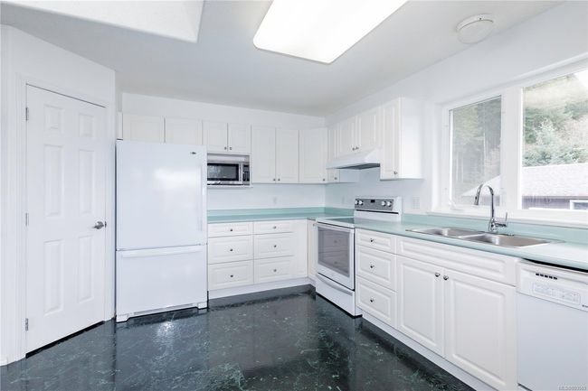 Kitchen | Image 9