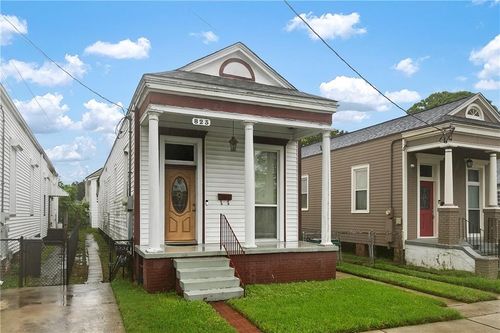 823 Monroe St, Gretna, LA, 70053-2241 | Card Image