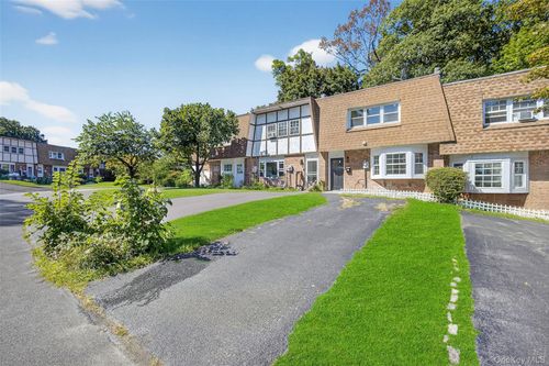 8 Roundtree Ct, Beacon, NY, 12508-2118 | Card Image