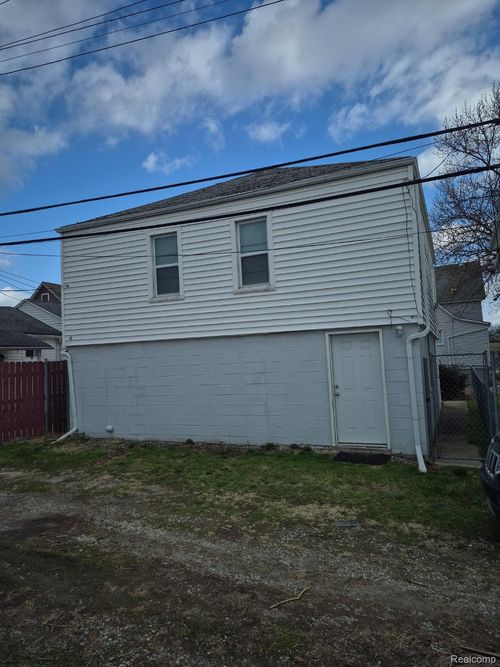 633 Elm, Wyandotte, MI, 48192 | Card Image