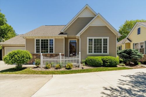 12703 Sunflower Dr, Urbandale, IA, 50323-2377 | Card Image