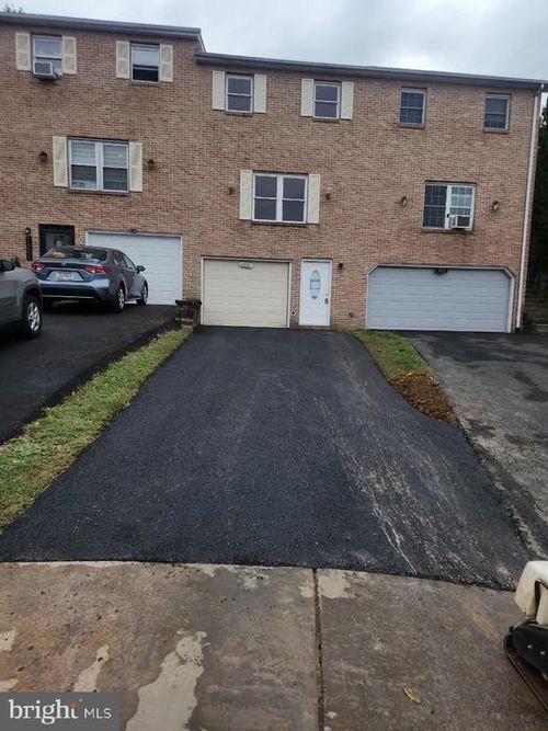 2620 Mountain Ln, Allentown, PA, 18103-7351 | Card Image