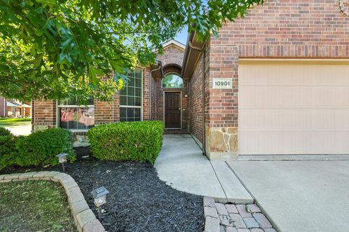 10901 Middleglen Rd, Haslet, TX, 76052-6173 | Card Image