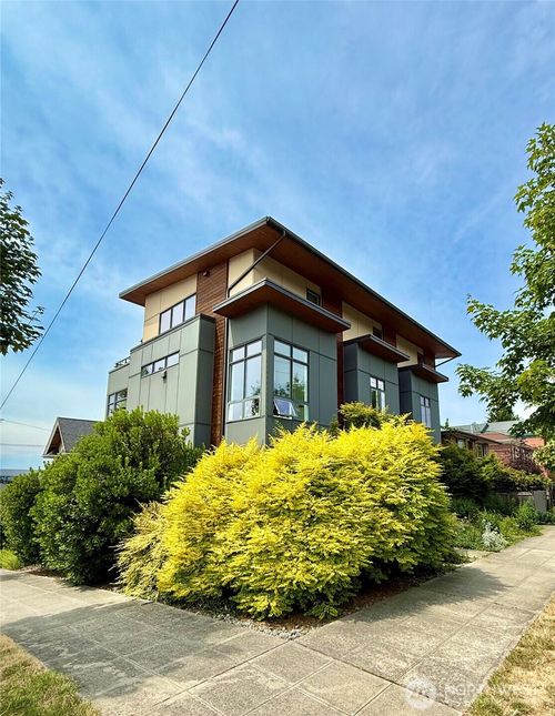 2705 Franklin Ave E, Seattle, WA, 98102-3110 | Card Image