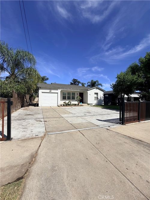 923 S Vine Ave, Ontario, CA, 91762-5055 | Card Image