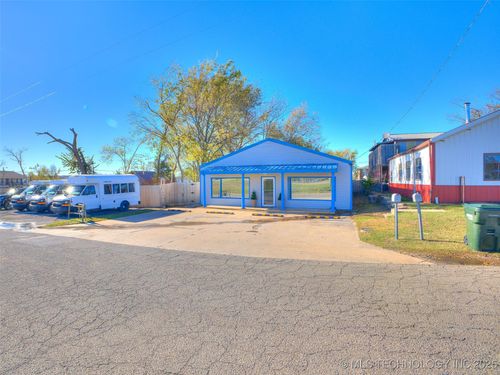 305 S Chickasaw Ave, Claremore, OK, 74017-8206 | Card Image