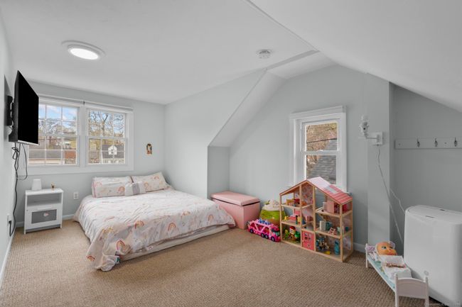 11 Barmore Dr W, House other with 3 bedrooms, 2 bathrooms and 4 parking in Stamford CT | Image 15