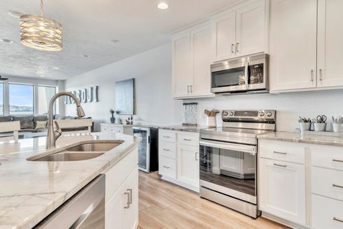 570 Linden Dr, Arnolds Park, IA, 51331-4400 | Card Image