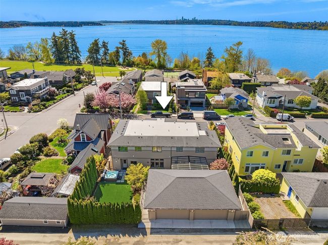 Live steps from Kirkland’s vibrant downtown, with beaches, parks, restaurants and cafes all within easy reach. | Image 39