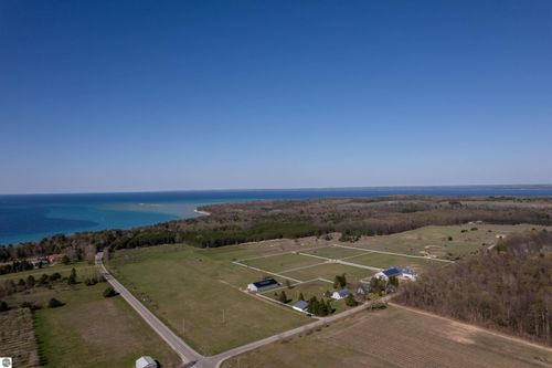3619 Tompkins Rd, Traverse City, MI, 49686-9766 | Card Image