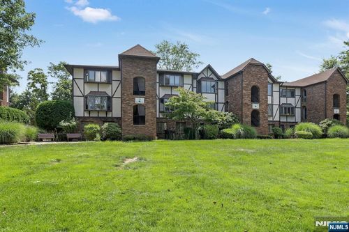 102 Hawthorne Ave, Park Ridge, NJ, 07656-1268 | Card Image