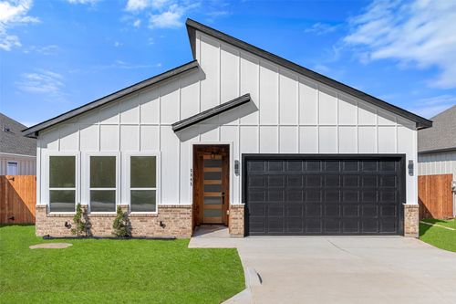 5845 Black Pine Cir, Granbury, TX, 76048-6586 | Card Image