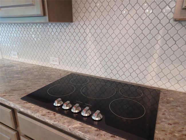 A closer look at the 5-burner smooth surface cooktop. | Image 13