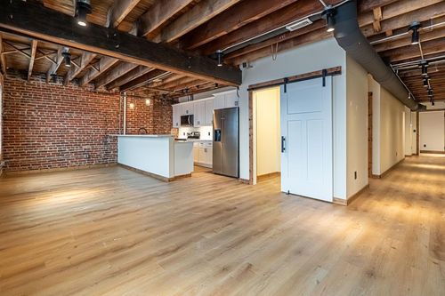 400-453-400 E Main St, Kingsport, TN, 37660-4852 | Card Image