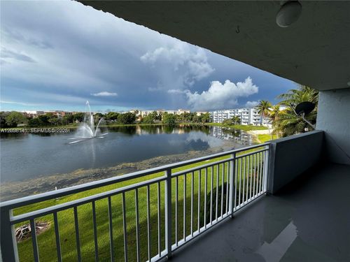 d304-9357 Fontainebleau Blvd, Miami, FL, 33172-4262 | Card Image