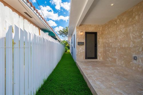 2625 Sw 32nd Ct, Miami, FL, 33133-2803 | Card Image