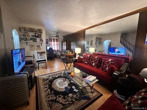 252 E 86th St, New York, NY, 10028-3005 | Card Image