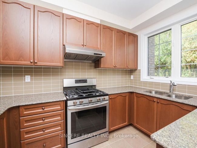 74 Paper Mills Cres, House attached with 3 bedrooms, 3 bathrooms and 1 parking in Richmond Hill ON | Image 6
