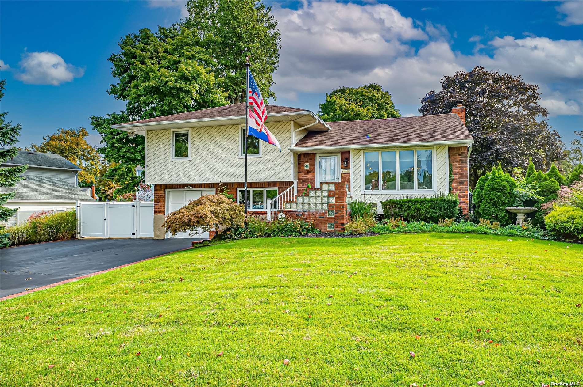 Weldon Ln, Commack, NY 11725