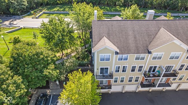 Exterior rear with view - car garage | Image 26