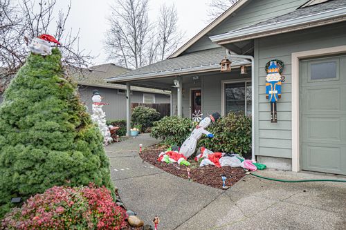 1672 Sw Waterstone Dr, Grants Pass, OR, 97527-6423 | Card Image